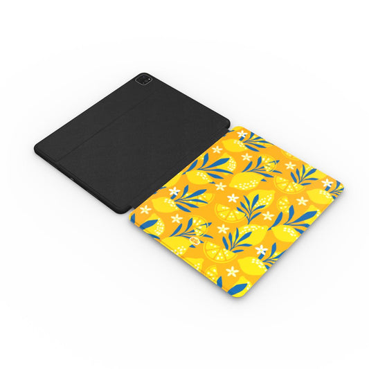 Coque iPad motif citron jaune, vue à plat montrant le rabat de protection de l'écran et la coque arrière avec découpe pour l'appareil photo