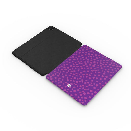Coque iPad motif dalmatien violet, vue à plat montrant le rabat de protection de l'écran et la coque arrière avec découpe pour l'appareil photo