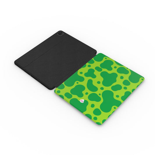 Coque iPad motif dinosaure vert, vue à plat montrant le rabat de protection de l'écran et la coque arrière avec découpe pour l'appareil photo