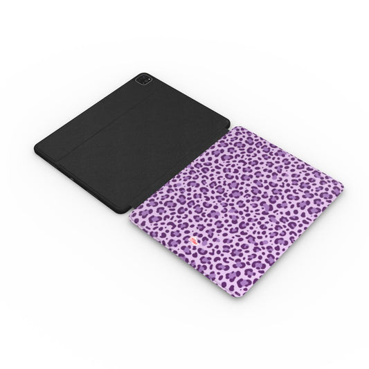 Coque iPad motif léopard mauve, vue à plat montrant le rabat de protection de l'écran et la coque arrière avec découpe pour l'appareil photo