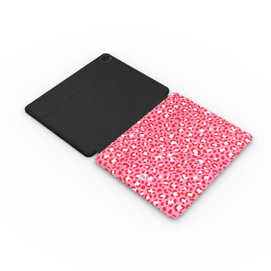 Coque iPad motif léopard rose, vue à plat montrant le rabat de protection de l'écran et la coque arrière avec découpe pour l'appareil photo