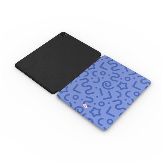 Coque iPad motif tortillon bleu, vue à plat montrant le rabat de protection de l'écran et la coque arrière avec découpe pour l'appareil photo