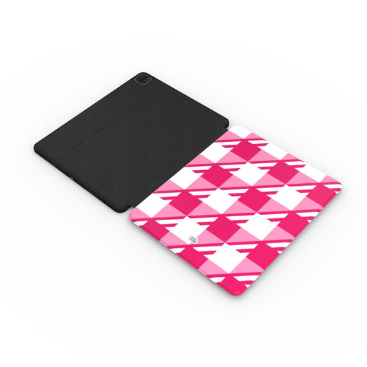 Coque iPad motif néo-carreau Vichy rose, vue à plat montrant le rabat de protection de l'écran et la coque arrière avec découpe pour l'appareil photo