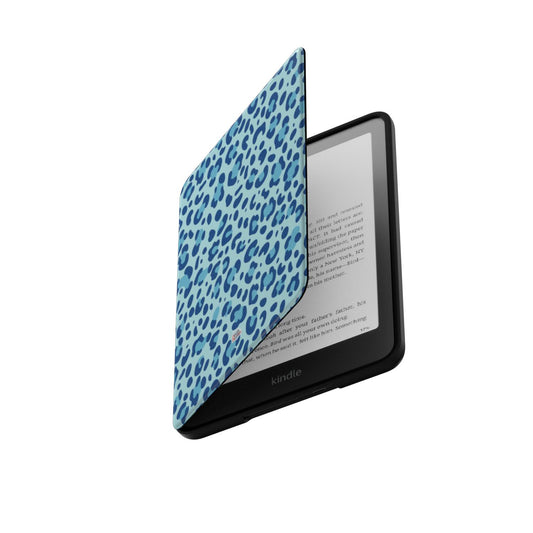 Coque Kindle motif léopard bleu, rabat ouvert laissant apparaître la liseuse Kindle