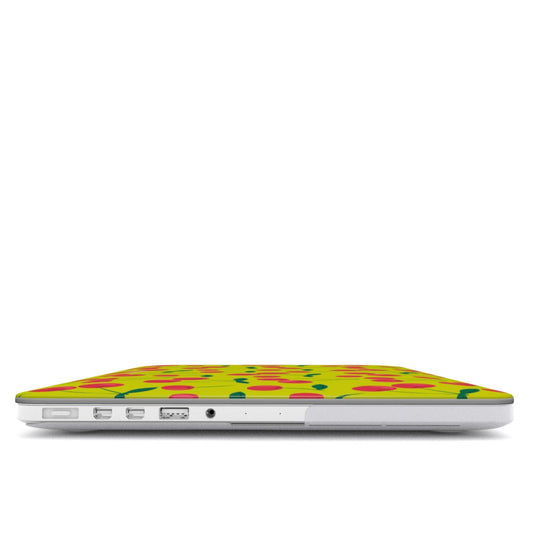 Coque MacBook motif cerise verte, vue de profil montrant l'épaisseur avec la coque et les ports dégagés