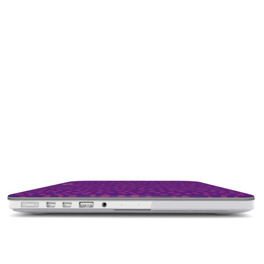 Coque MacBook motif dalmatien violette, vue de profil montrant l'épaisseur avec la coque et les ports dégagés