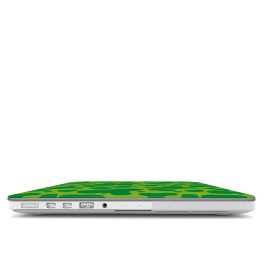 Coque MacBook dinosaure vert, vue de profil montrant l'épaisseur avec la coque et les ports dégagés