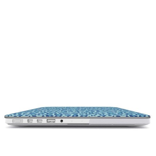 Coque MacBook motif léopard bleue, vue de profil montrant l'épaisseur avec la coque et les ports dégagés