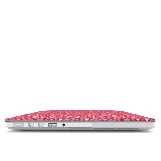 Coque MacBook motif léopard rose, vue de profil montrant l'épaisseur avec la coque et les ports dégagés