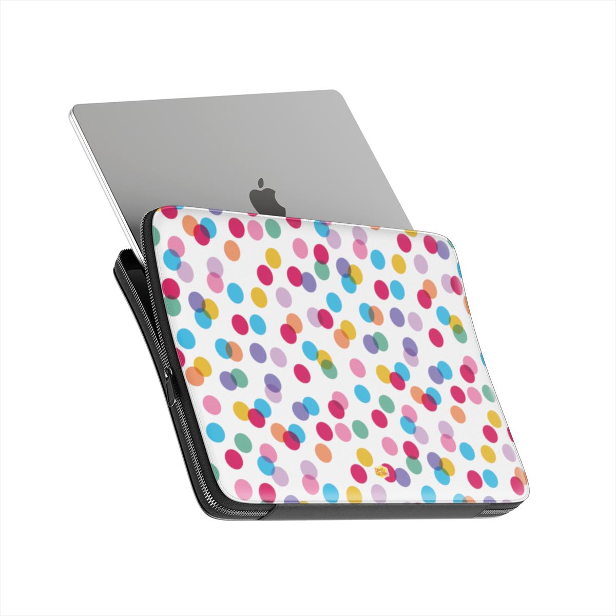 Housse ordinateur portable motif confettis blanc, ordinateur en situation glissé dans une housse