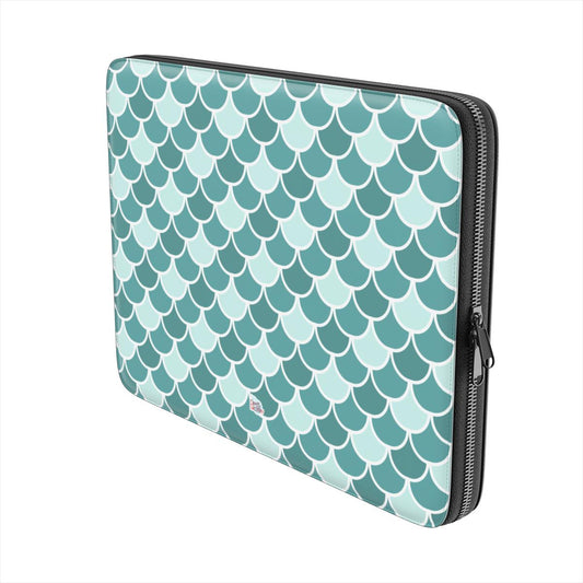 Housse ordinateur portable motif écailles vert, vue trois quarts