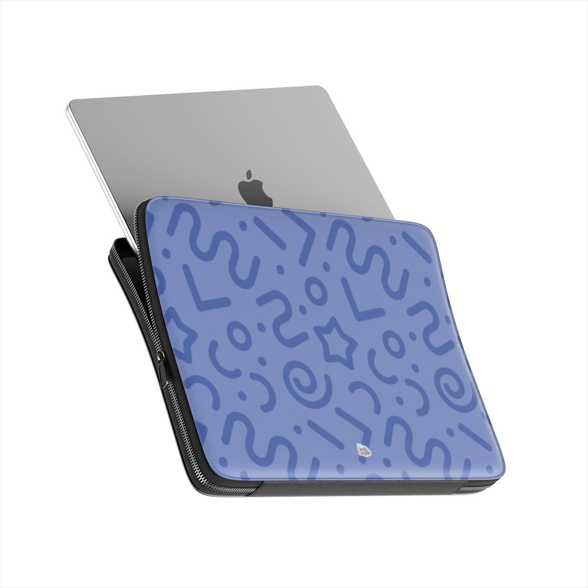 Housse ordinateur portable motif tortillon bleu, ordinateur en situation glissé dans une housse