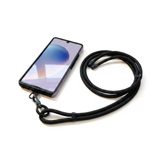 Bandoulière noire avec adaptateur universel installé sur un téléphone, mise en situation