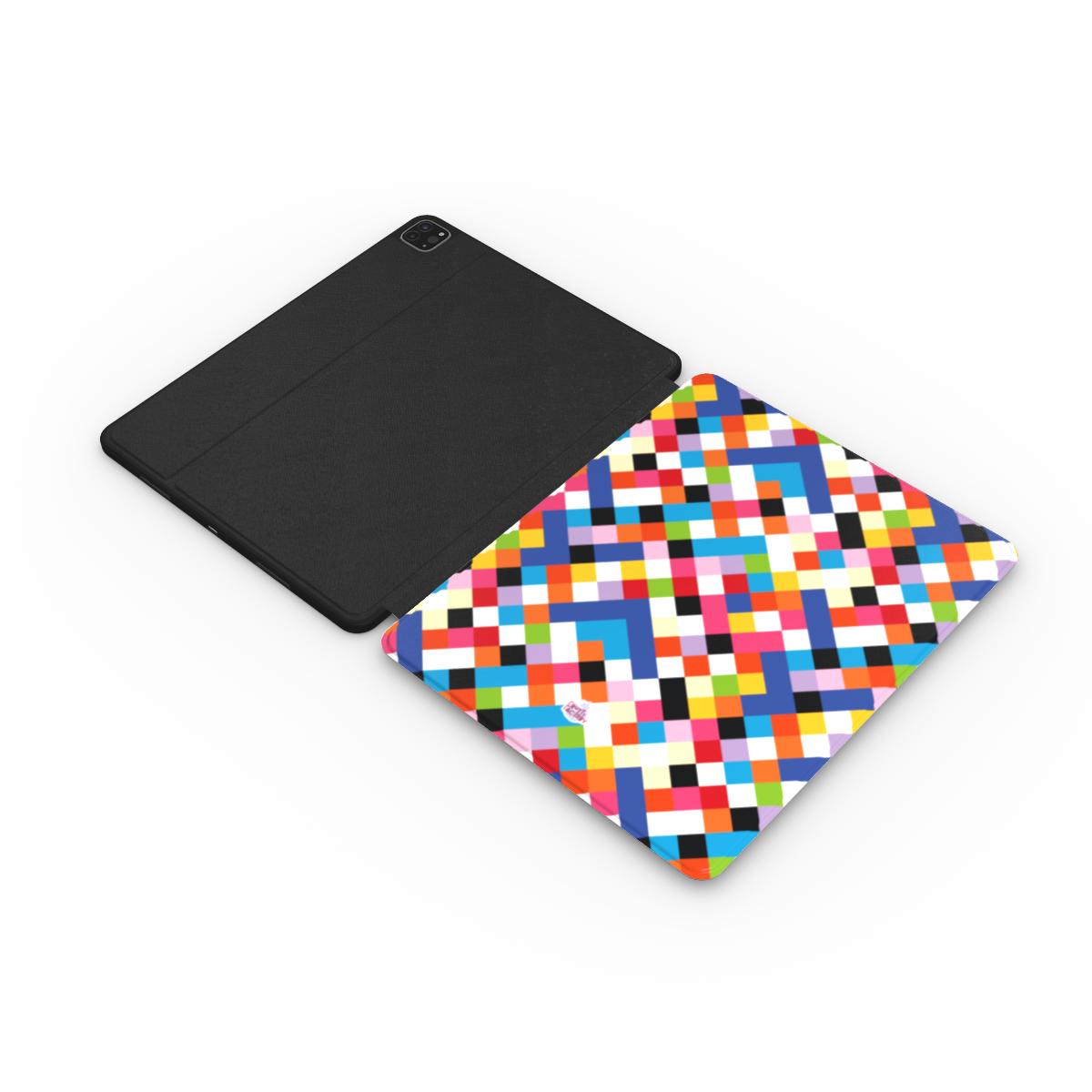 Coque iPad motif arlequin multicolore, vue à plat montrant le rabat de protection de l'écran et la coque arrière avec découpe pour l'appareil photo