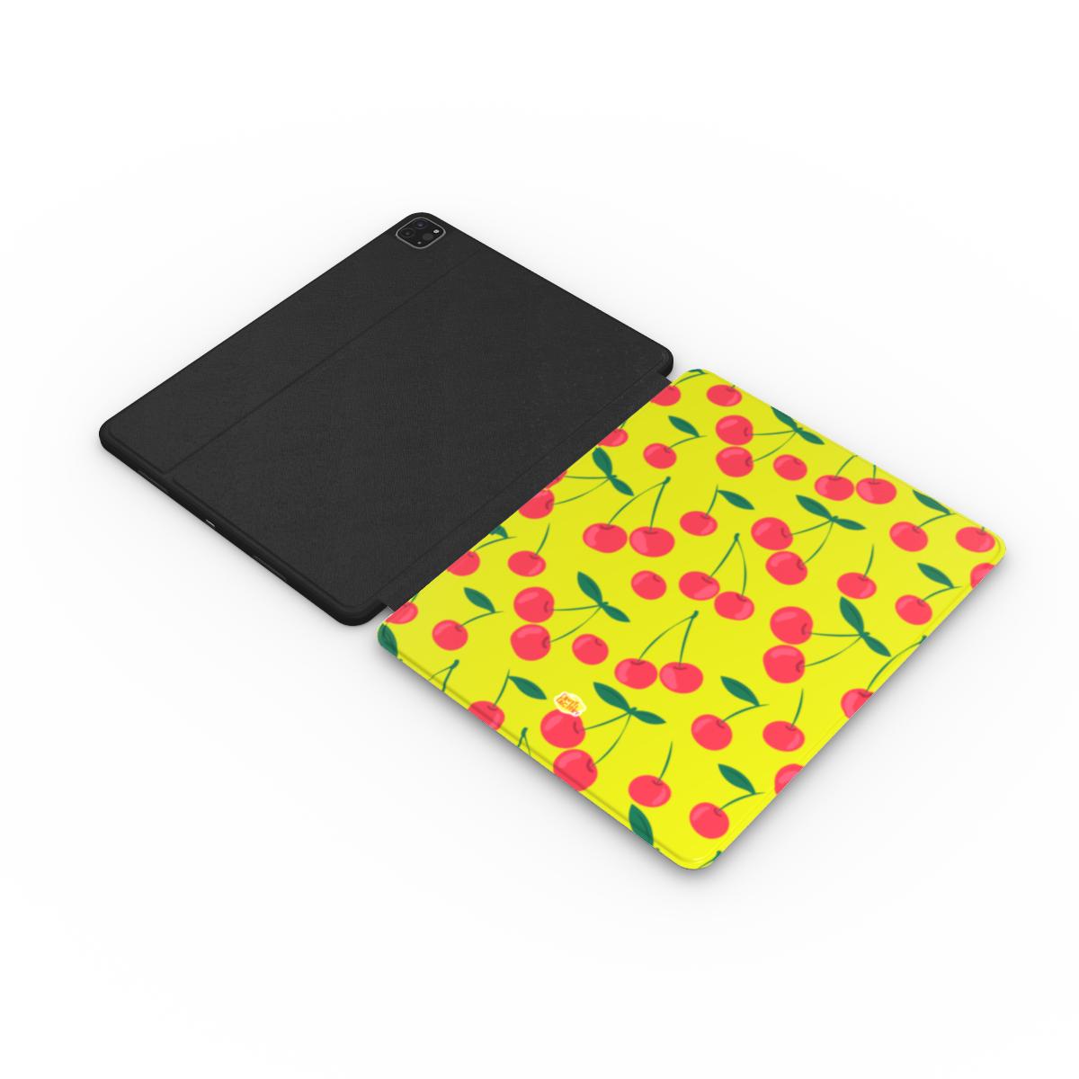 Coque iPad motif cerise vert, vue à plat montrant le rabat de protection de l'écran et la coque arrière avec découpe pour l'appareil photo