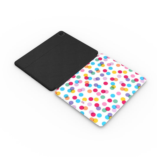 Coque iPad motif confettis blanc, vue à plat montrant le rabat de protection de l'écran et la coque arrière avec découpe pour l'appareil photo