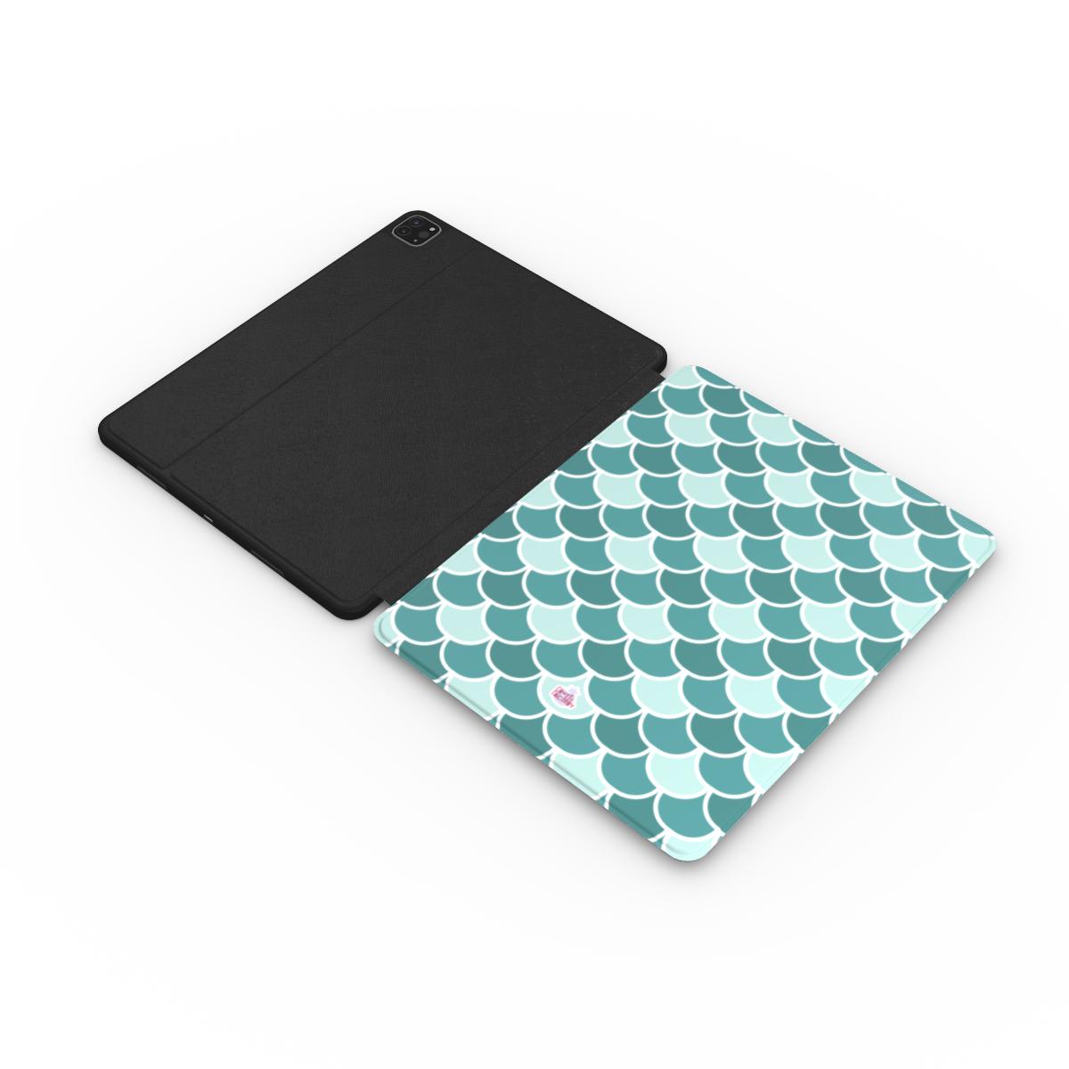 Coque iPad motif écailles vert, vue à plat montrant le rabat de protection de l'écran et la coque arrière avec découpe pour l'appareil photo