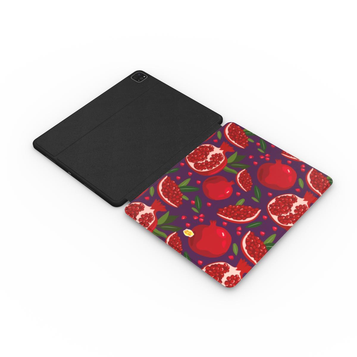 Coque iPad motif grenade violet, vue à plat montrant le rabat de protection de l'écran et la coque arrière avec découpe pour l'appareil photo