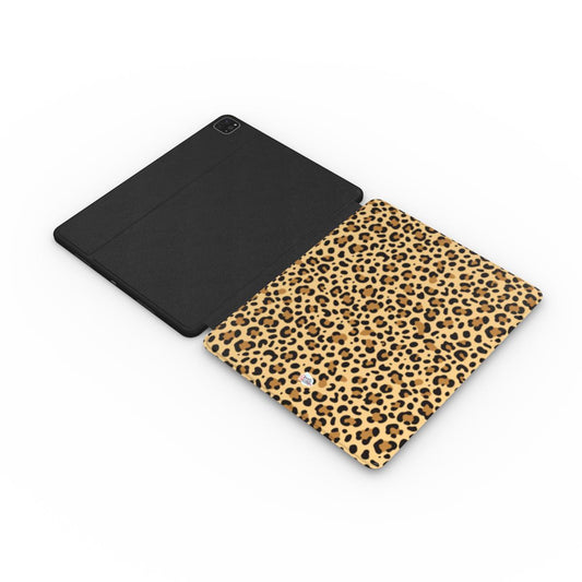 Coque iPad motif léopard brun, vue à plat montrant le rabat de protection de l'écran et la coque arrière avec découpe pour l'appareil photo