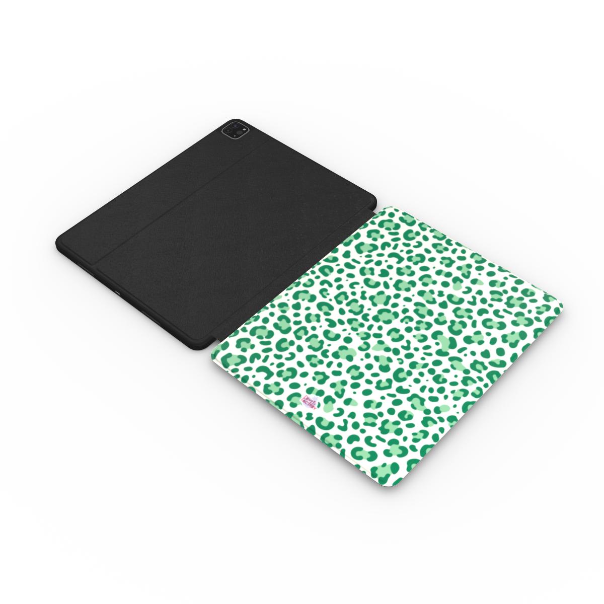 Coque iPad motif léopard vert, vue à plat montrant le rabat de protection de l'écran et la coque arrière avec découpe pour l'appareil photo