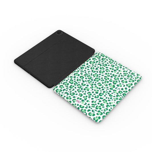 Coque iPad motif léopard vert, vue à plat montrant le rabat de protection de l'écran et la coque arrière avec découpe pour l'appareil photo