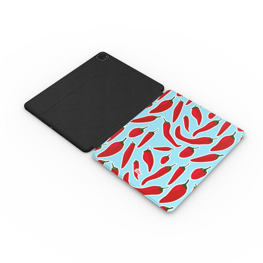 Coque iPad motif piment bleu, vue à plat montrant le rabat de protection de l'écran et la coque arrière avec découpe pour l'appareil photo