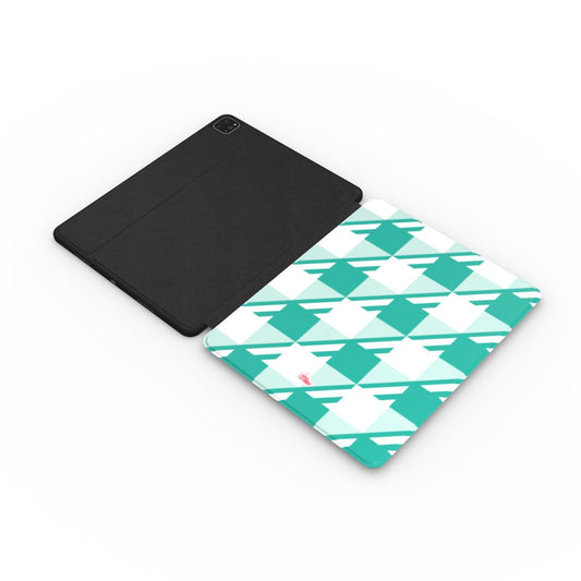 Coque iPad motif néo-carreau Vichy menthe, vue à plat montrant le rabat de protection de l'écran et la coque arrière avec découpe pour l'appareil photo