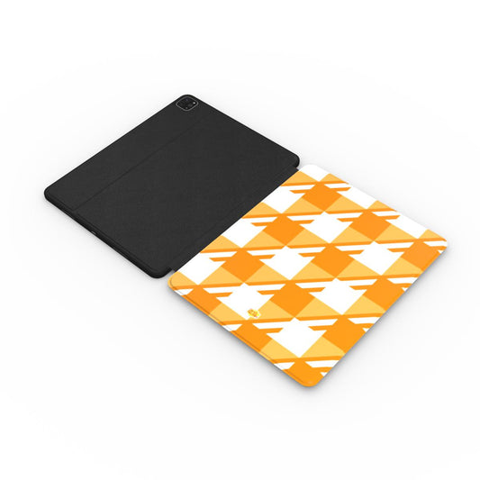 Coque iPad motif néo-carreau Vichy orange, vue à plat montrant le rabat de protection de l'écran et la coque arrière avec découpe pour l'appareil photo