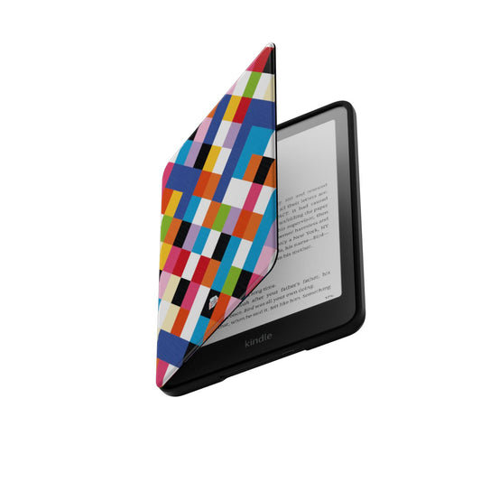 Coque Kindle motif arlequin multicolore, rabat ouvert laissant apparaître la liseuse Kindle