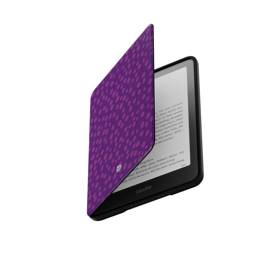 Coque Kindle motif dalmatien violet, rabat ouvert laissant apparaître la liseuse Kindle