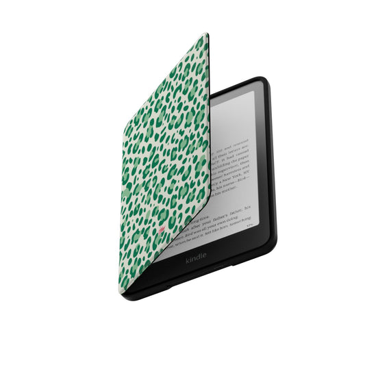 Coque Kindle motif léopard vert, rabat ouvert laissant apparaître la liseuse Kindle
