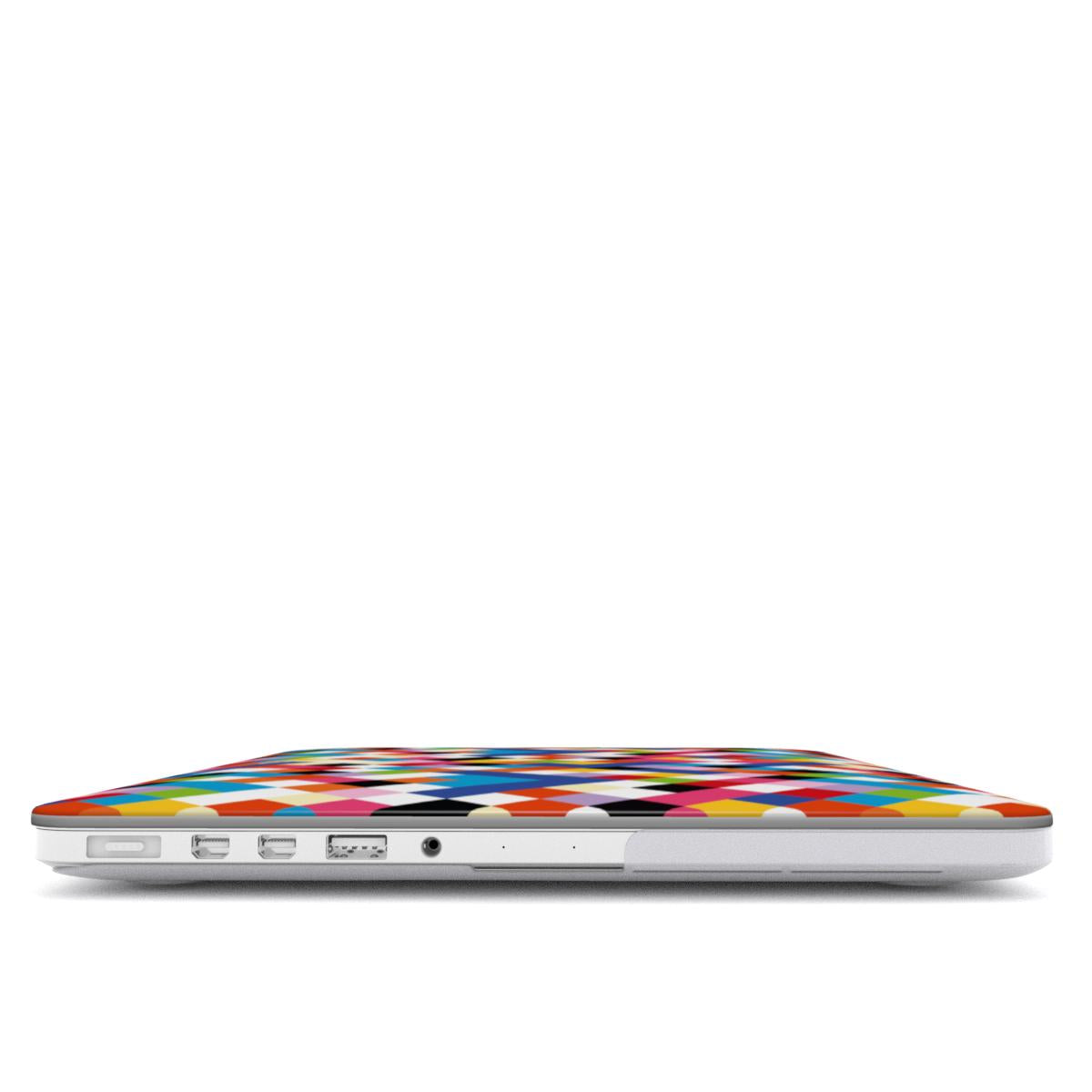 Coque MacBook motif arlequin multicolore, vue de profil montrant l'épaisseur avec la coque et les ports dégagés