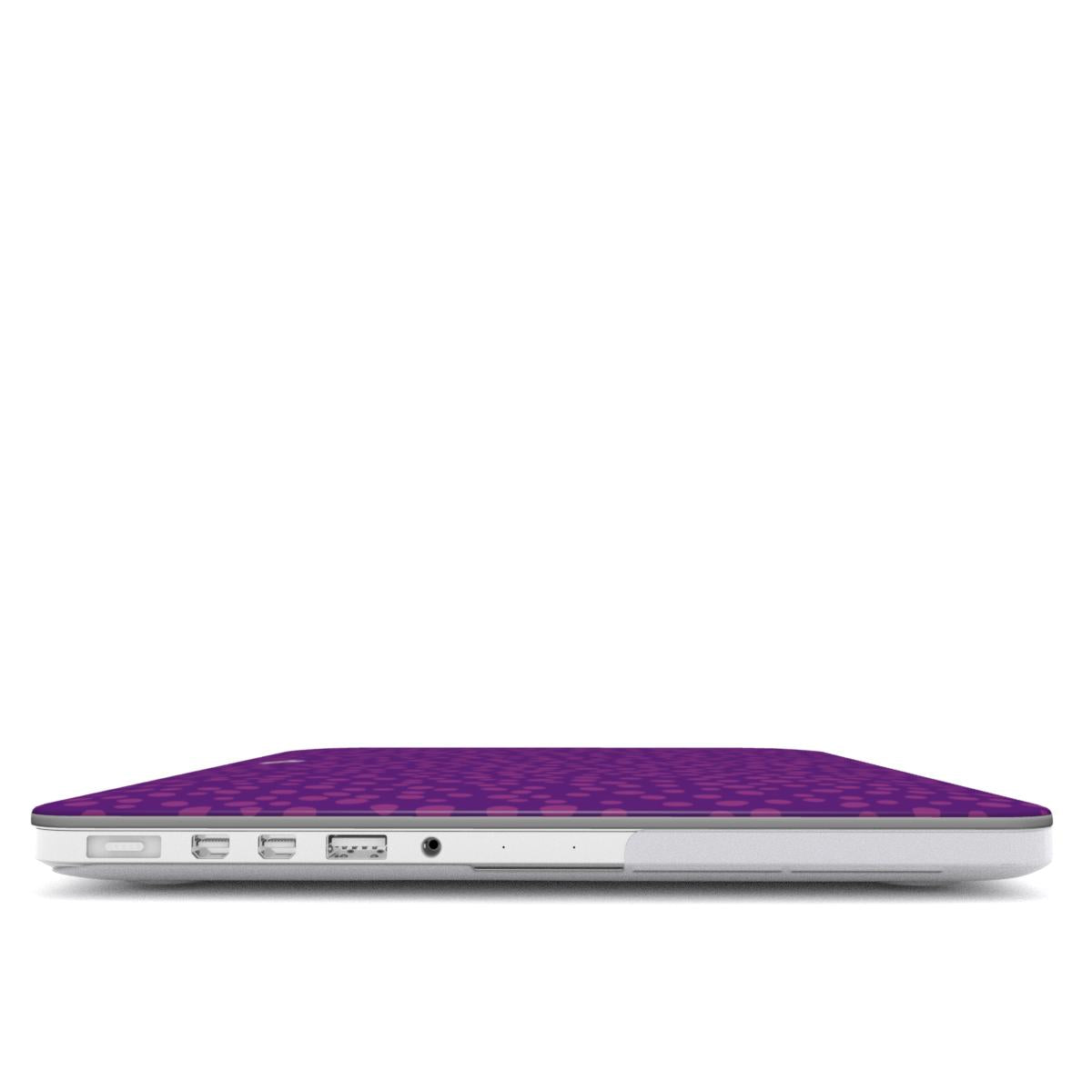 Coque MacBook motif dalmatien violette, vue de profil montrant l'épaisseur avec la coque et les ports dégagés