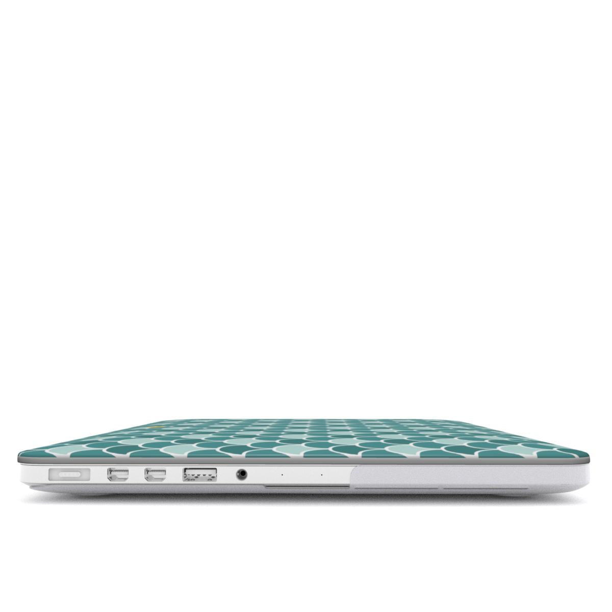 Coque MacBook motif écailles verte, vue de profil montrant l'épaisseur avec la coque et les ports dégagés