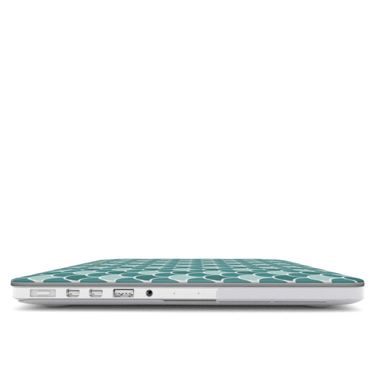 Coque MacBook motif écailles verte, vue de profil montrant l'épaisseur avec la coque et les ports dégagés