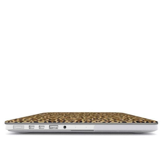 Coque MacBook motif léopard brune, vue de profil montrant l'épaisseur avec la coque et les ports dégagés