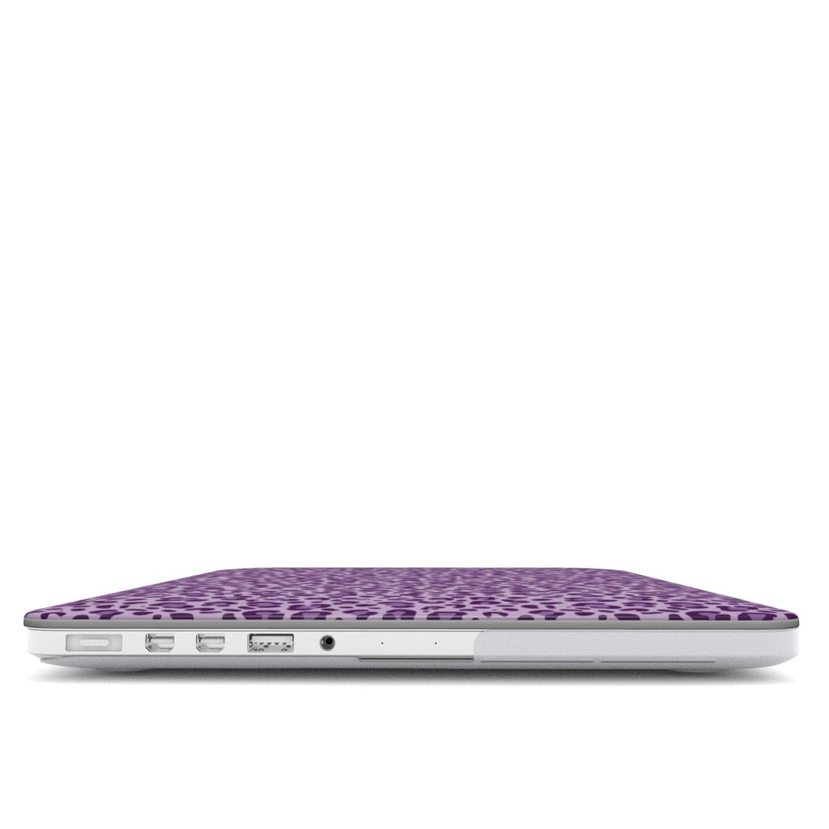 Coque MacBook motif léopard mauve, vue de profil montrant l'épaisseur avec la coque et les ports dégagés