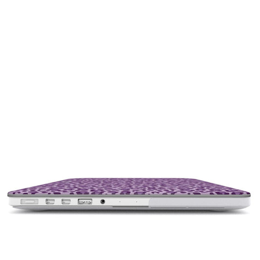 Coque MacBook motif léopard mauve, vue de profil montrant l'épaisseur avec la coque et les ports dégagés