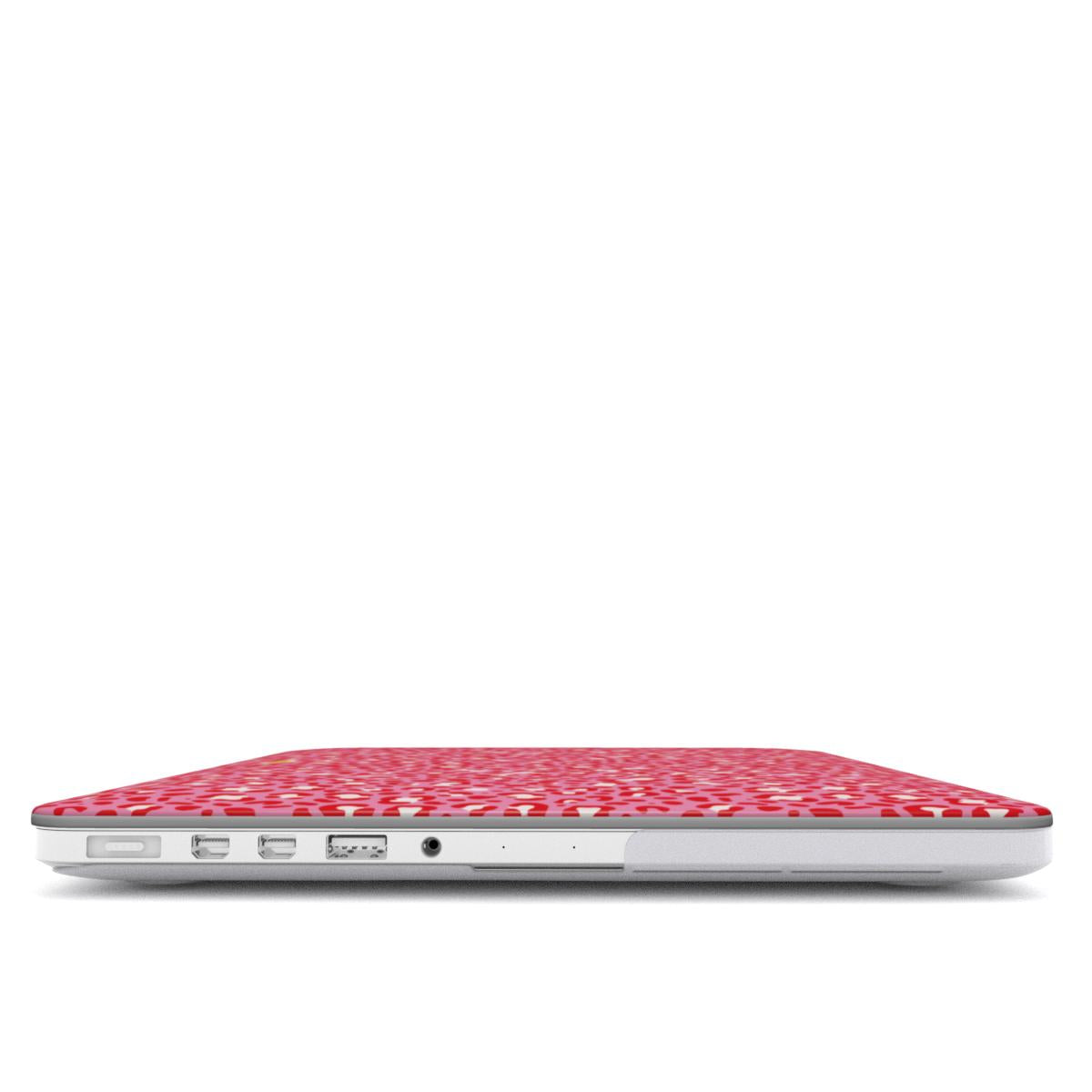 Coque MacBook motif léopard rose, vue de profil montrant l'épaisseur avec la coque et les ports dégagés