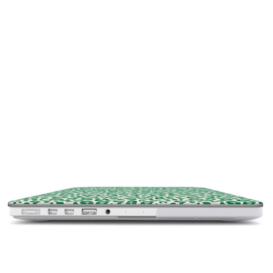 Coque MacBook motif léopard verte, vue de profil montrant l'épaisseur avec la coque et les ports dégagés