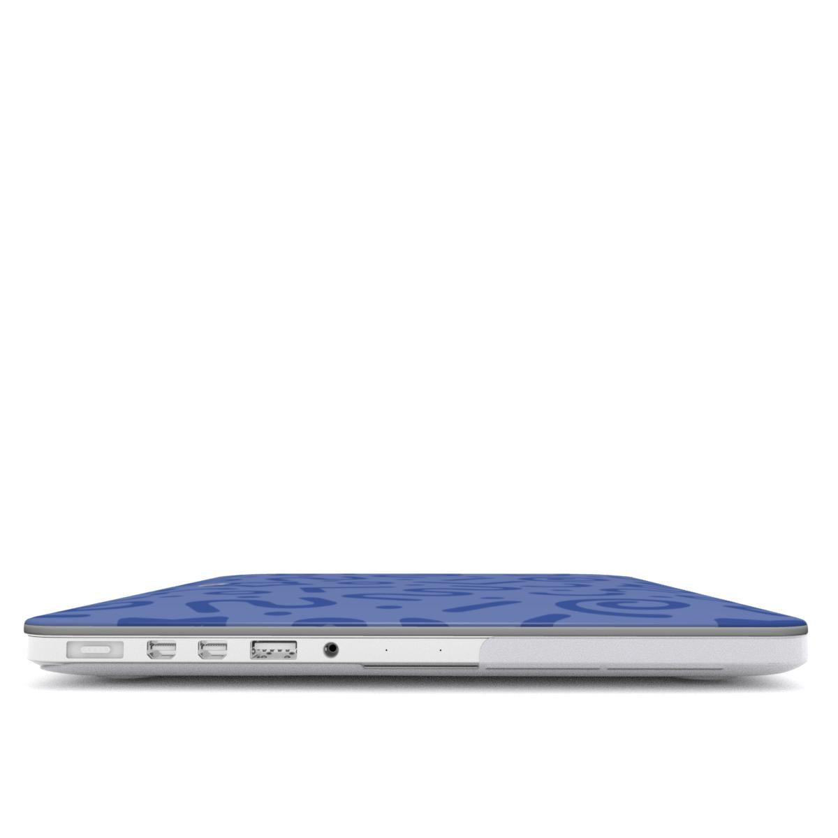 Coque MacBook motif tortillon bleue, vue de profil montrant l'épaisseur avec la coque et les ports dégagés