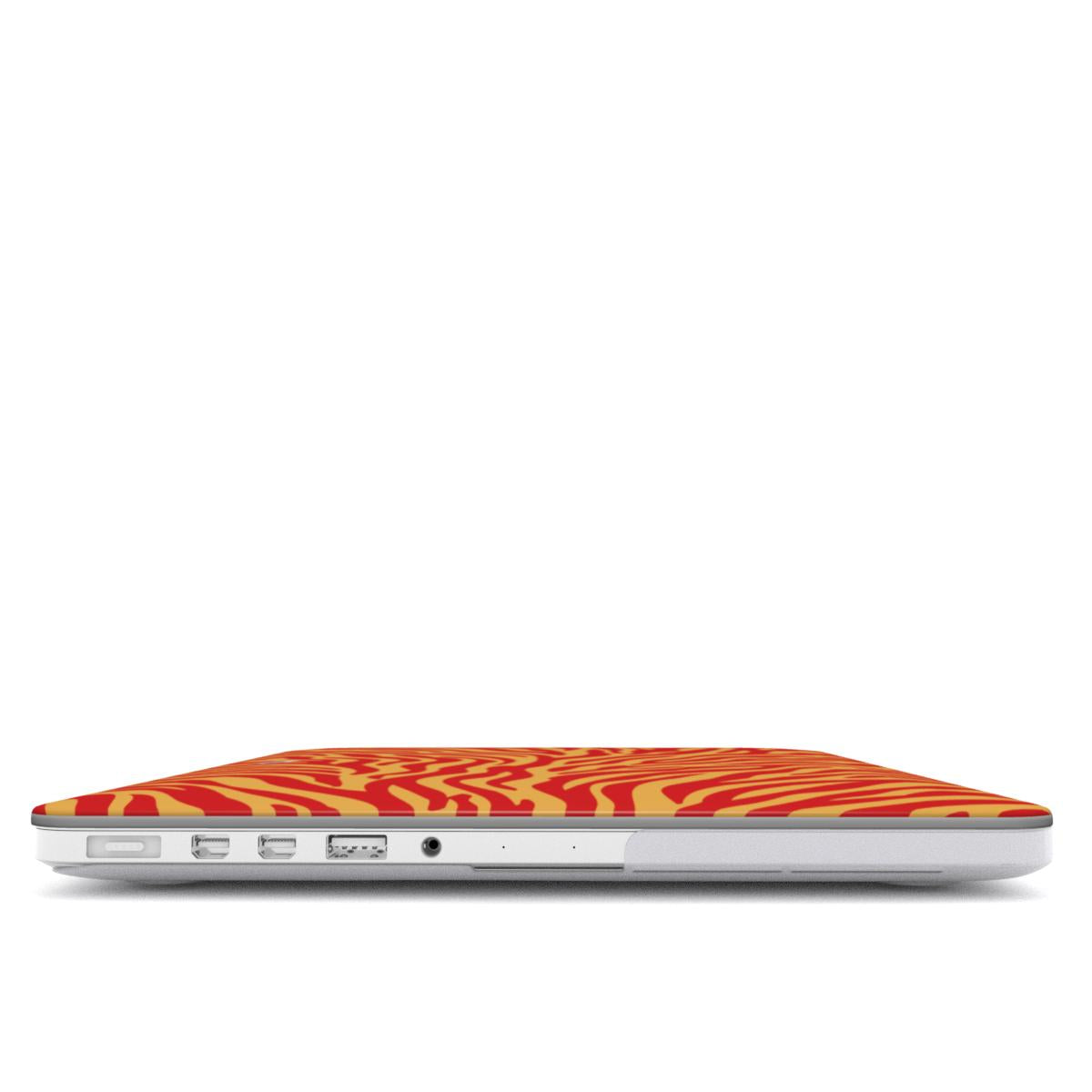 Coque MacBook motif zèbre orange, vue de profil montrant l'épaisseur avec la coque et les ports dégagés