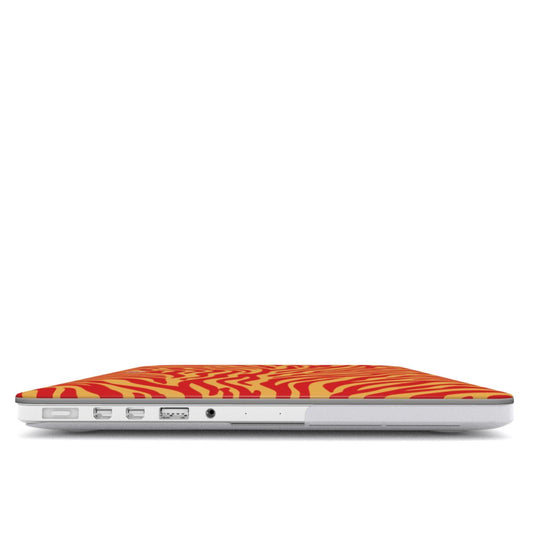 Coque MacBook motif zèbre orange, vue de profil montrant l'épaisseur avec la coque et les ports dégagés