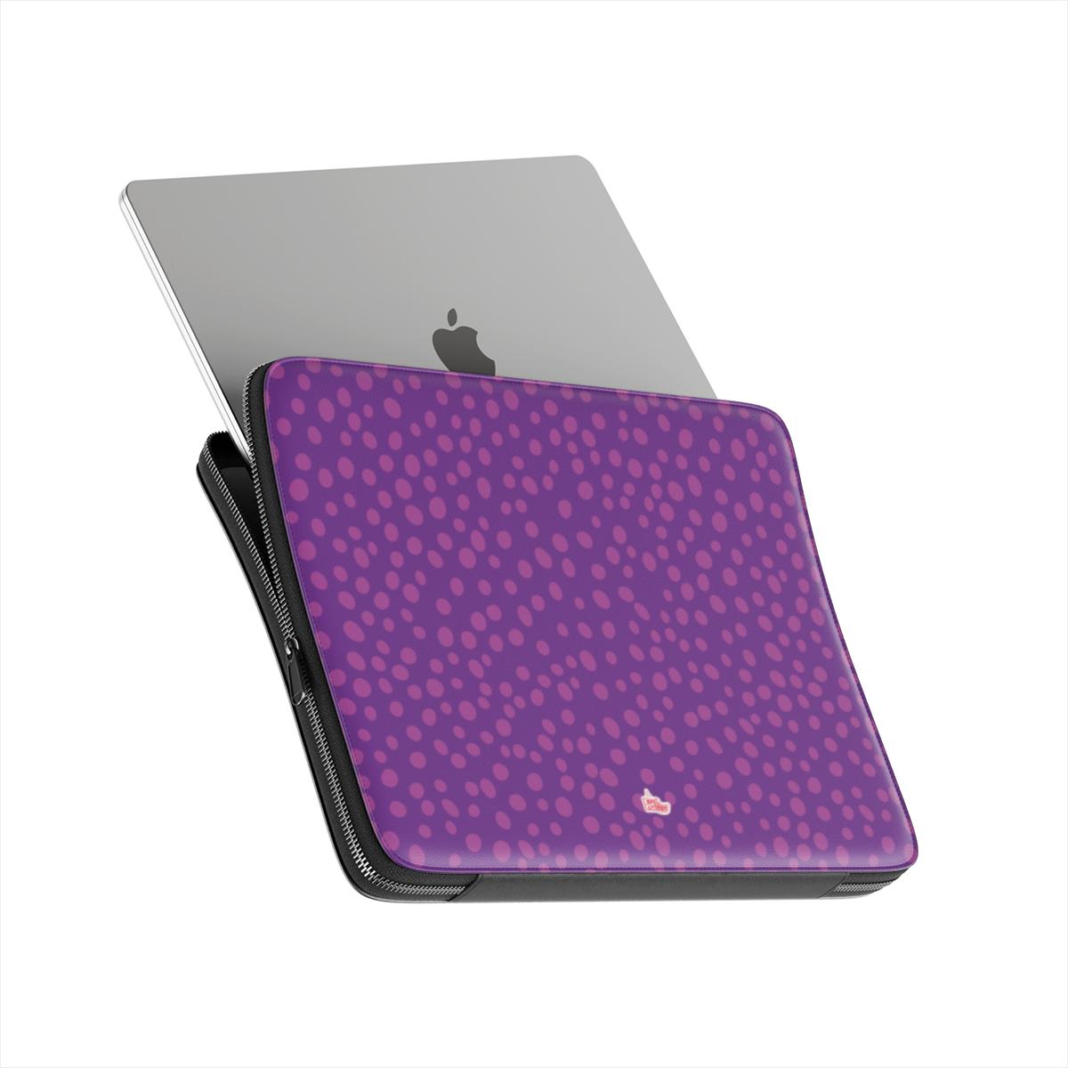 Housse ordinateur portable motif dalmatien violet, ordinateur en situation glissé dans une housse