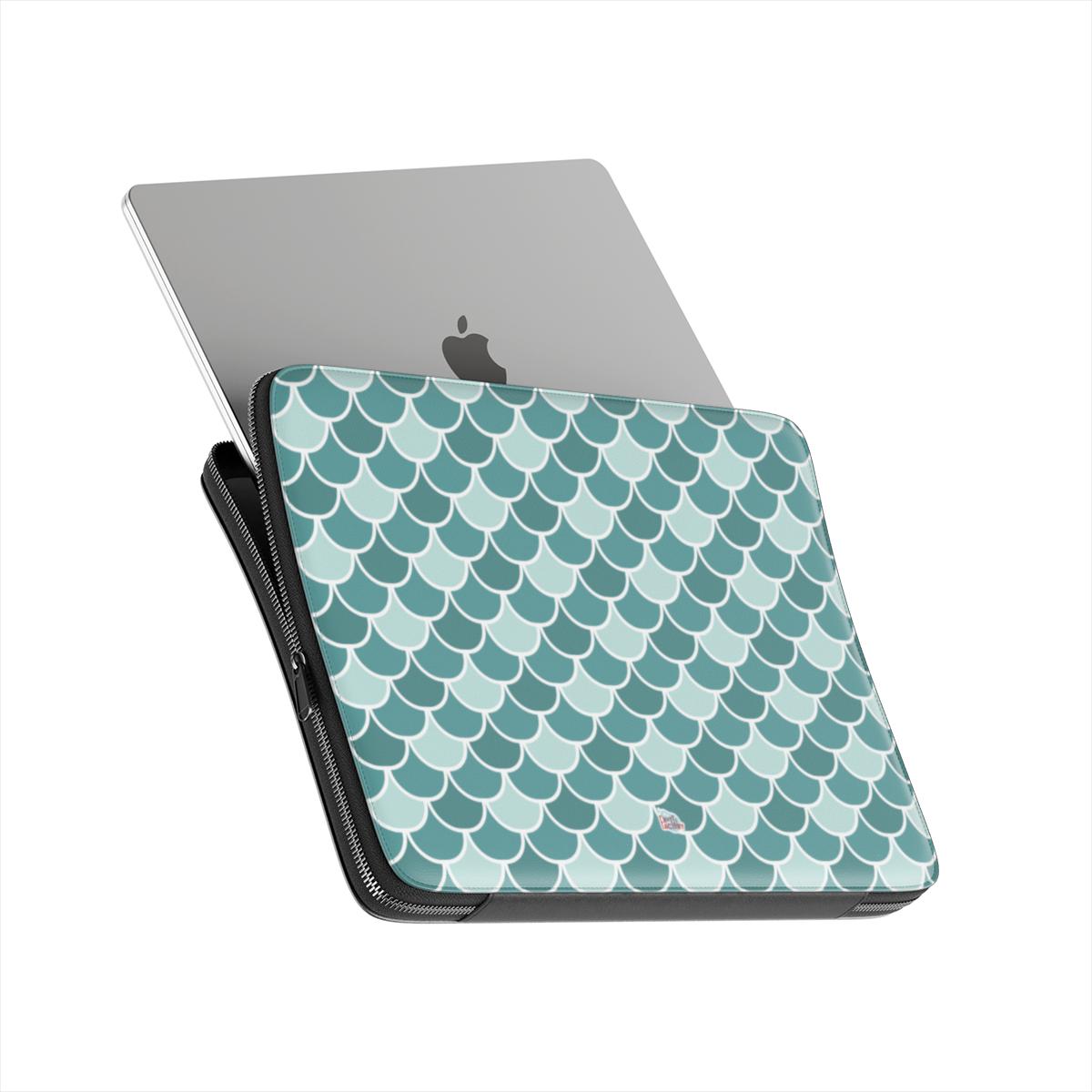 Housse ordinateur portable motif écailles vert, ordinateur en situation glissé dans une housse