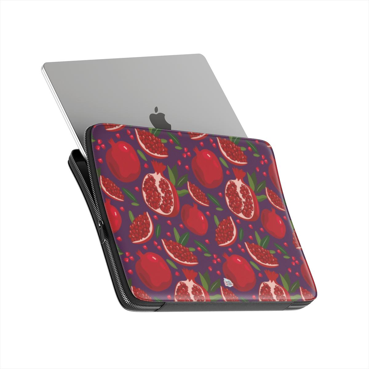 Housse ordinateur portable motif grenade violet, ordinateur en situation glissé dans une housse
