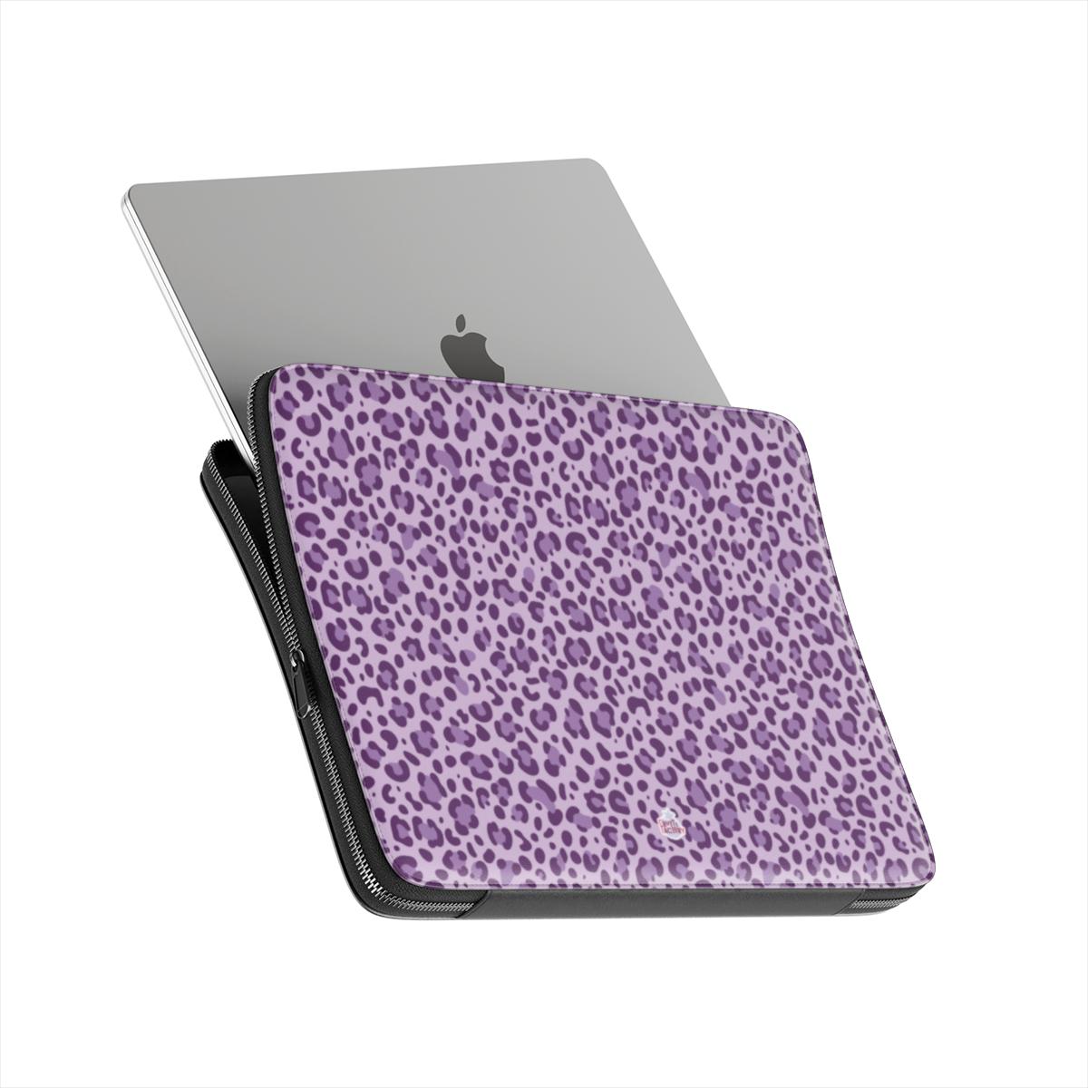 Housse ordinateur portable motif léopard mauve, ordinateur en situation glissé dans une housse