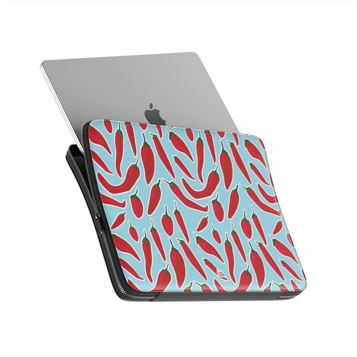 Housse ordinateur portable motif piment bleu, ordinateur en situation glissé dans une housse