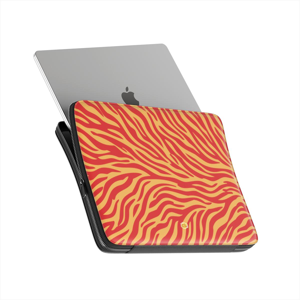 Housse ordinateur portable motif zèbre orange, ordinateur en situation glissé dans une housse