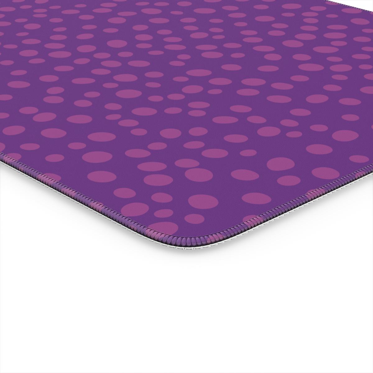Sous-main de bureau motif dalmatien violet, gros plan sur la finition cousue du coin arrondi